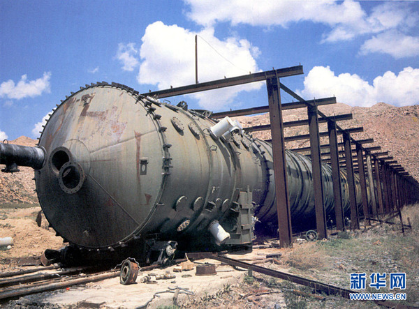 资料照片:塞米巴拉金斯克核试验场废弃的核试验装置。