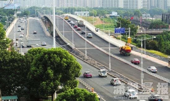 8月31日，长沙芙蓉北路浏阳河新桥正式通车。图/潇湘晨报记者 谢长贵