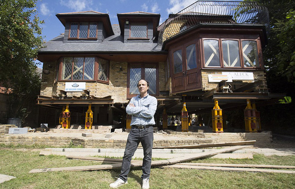 艾乌利的整栋房屋都被抬高1.5米以上，以避免洪水冲击。