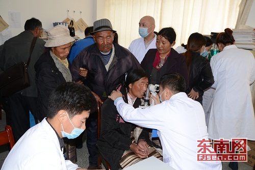 福州医生入藏进行眼科手术帮助藏族群众复明|