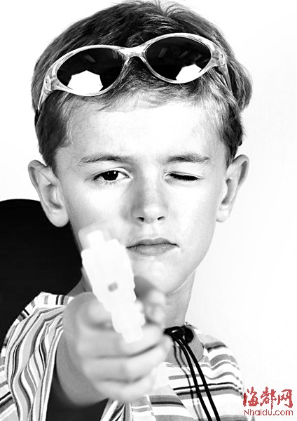 眼睛被玩具枪射中不敢说 迟处理6岁男孩左眼失