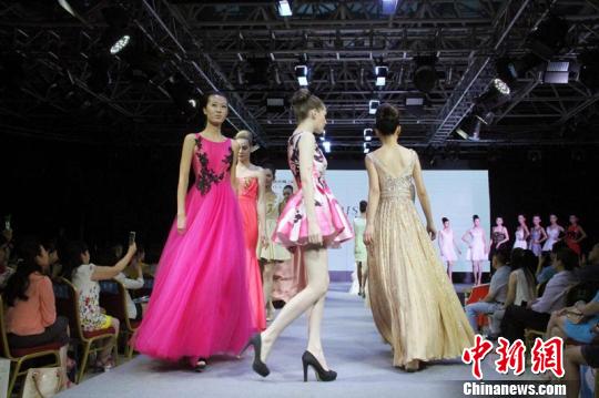 模特走秀。　熊厶漪　摄