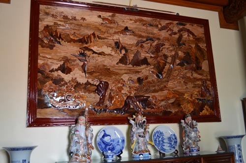 客厅区悬挂着松鹤缘联画,含义为夫妻情感缠绵。(图片来源:越南媒体)