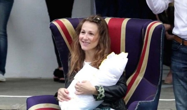 当蓬托斯抱着女儿出院,看到成百上千的气球和骑着白马的谢尔盖迎接她,感到非常吃惊。