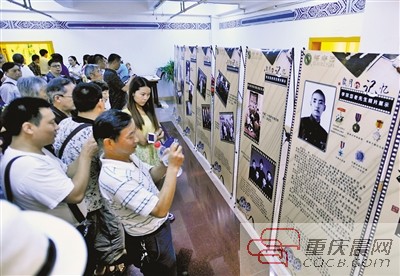 昨日,南山福座,市民参观李宗岱生平图片展。 重庆晨报记者 甘侠义 摄