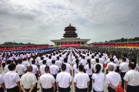 9月3日，芷江侗族自治县和平文化广场，湖南省纪念中国人民抗日战争胜利69周年大会举行，当日是中国人民抗日战争和世界反法西斯战争胜利69周年纪念日。图/红网记者明健飞