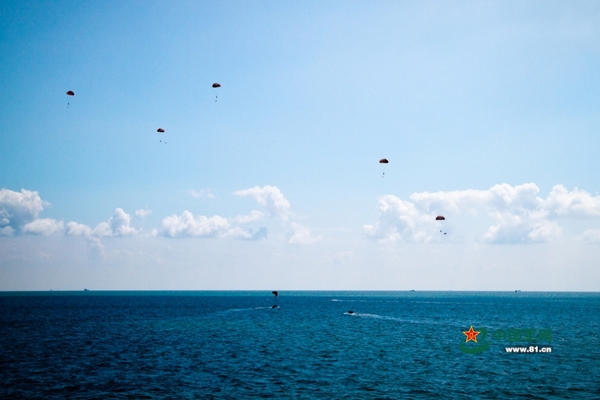 中国海军飞行员复杂海域跳伞练海上自救|海军