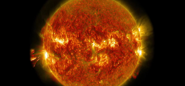 美国太空总署（NASA）近日公布了一段太阳耀斑爆发影片，场面极为壮观，喷发出来的烈焰看起来就像只被火焰包覆的水母，从太阳中分裂出来。