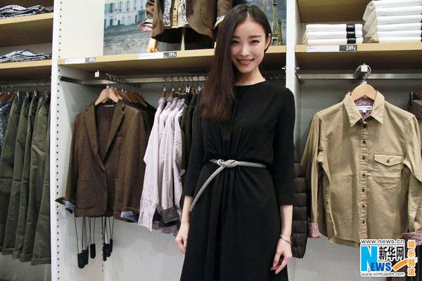 图:倪妮黑裙现身娇俏甜笑 体验互动搭配大玩穿