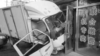 两车相撞后 货车冲向门市房