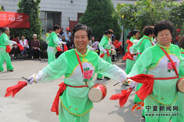 老年秧歌表演.