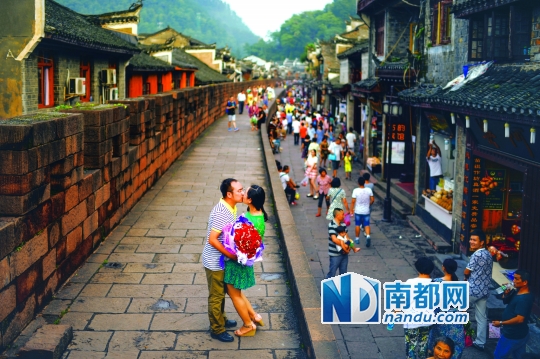 凤凰古城举办凤凰偶遇节|游客|古城