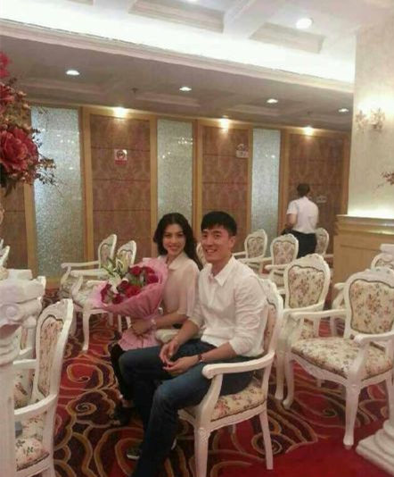 葛天妻子捧花幸福。