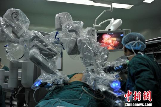 　　手术机器人“达芬奇”进行胆囊切除术。　