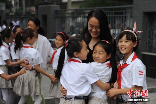 山西太原小学生拥抱老师庆祝教师节|学生|老师