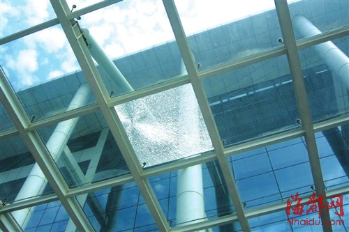 莆田学院附属医院大门口 遮雨棚玻璃破碎易掉