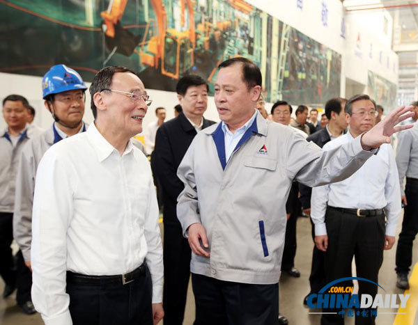 5月14日，中共中央政治局常委、中央纪委书记王岐山到山东省临沂市考察调研经济社会发展和基层党风廉政建设情况。这是王岐山在山东临工工程机械有限公司考察。（新华社记者姚大伟摄）