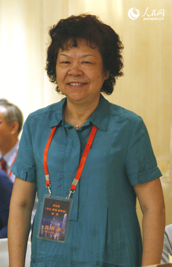 黄埔军校16期生第12任校长许历农上将之女、湖北省政协委员许绮燕出席第五届中山黄埔两岸情论坛。（人民网记者 袁悦摄影）