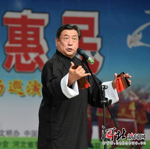 快板书表演艺术家张志宽表演《劫囚车》。河北日报、河北新闻网记者赵永辉摄