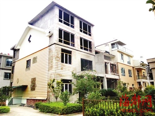 君临香格里 别墅区频现顶风违建|物管|小区