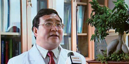 王天朝接受媒体采访的资料图。