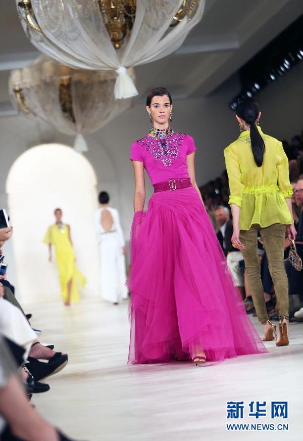 　　9月11日，在美国纽约，模特展示拉夫·劳伦品牌时装。新华社记者 秦朗 摄