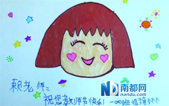 一(2)班 沈琦琳 画 每次暑假开学,首先迎来的都是教师节的到来。去家里看看过去的班主任,在课堂上给每位老师送一束花,连每节课前那声老师好都叫得格外响亮,这些熟悉的场景总会年年上演。这个教师节,龙华中心小学的孩子们有特别创意,他们选择用自己的笔画出心中的老师形象。 你会看到,老师们或者有花树掩映,或者身旁有蝴蝶飞舞,有的正在上课,有的只有身影。孩子们眼中的老师,或许形象上并不那么惟妙惟肖,每个孩子心中也有不同的师长印象。而相同的笑脸,则让人体会到小小心灵中满含的善意。老师和孩子,本该相亲相敬,教师节只