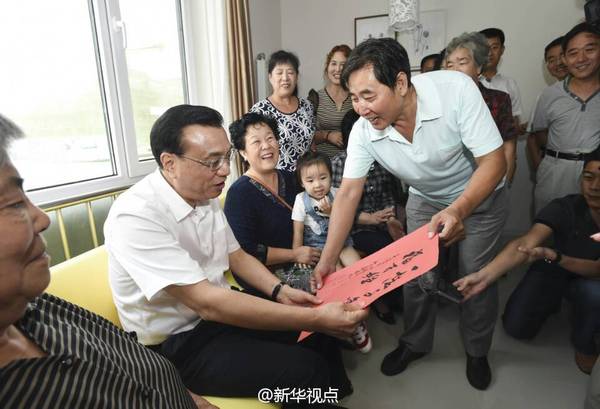 李克强在天津视察棚户区改造 获居民赠“字”(图)