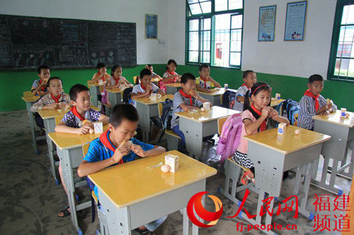 学生在课间吃营养餐(长汀县教育局供图)