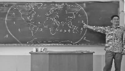 仅用18分钟,赵老师就画完世界地图 本报记者 史磊 摄