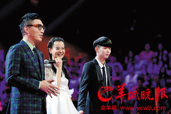 华少都不好意思站在“金童玉女”刘珂、陈永馨中间