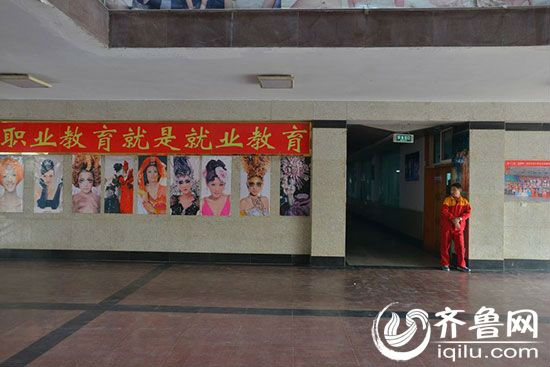 “中国山东找蓝翔”“毕业生月薪过万”、“试学一月不收费”……多年来，这些被熟知的广告语，让山东蓝翔高级技工学校一直蜚声中外。