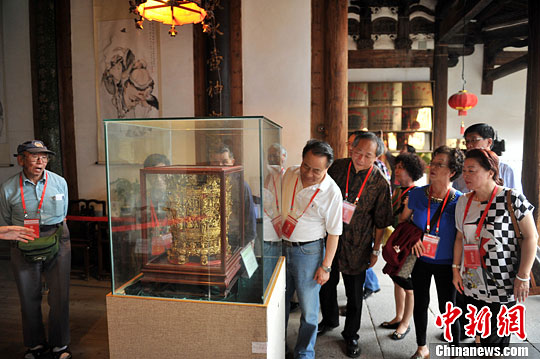 图为台胞参观福州三坊七巷。吕明　摄