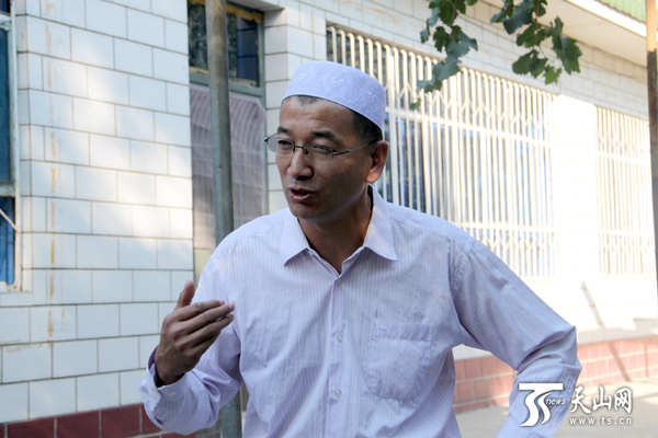 呼图壁县园户村镇三工湖村清真寺阿訇杨杰介绍清真寺新变化。