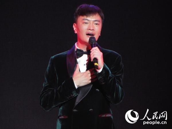 空政文工团青年歌手汤非演唱《故乡的云》