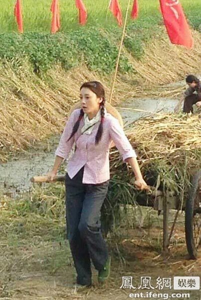 柳岩《<em>两个女人的战争</em>》扮知青 扎麻花辫拉板