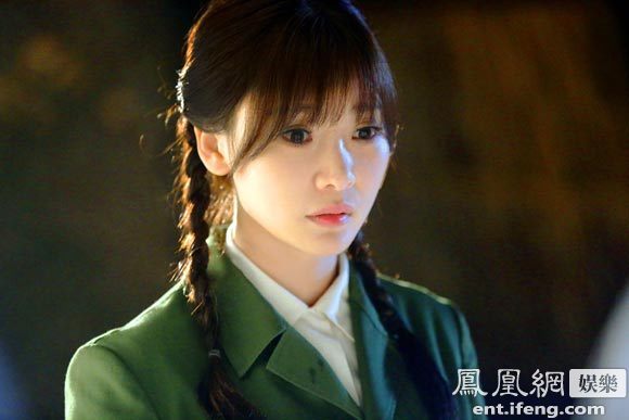 柳岩《两个女人的战争》扮知青 扎麻花辫拉板车(图)|柳岩|两个女人的战争_凤凰娱乐
