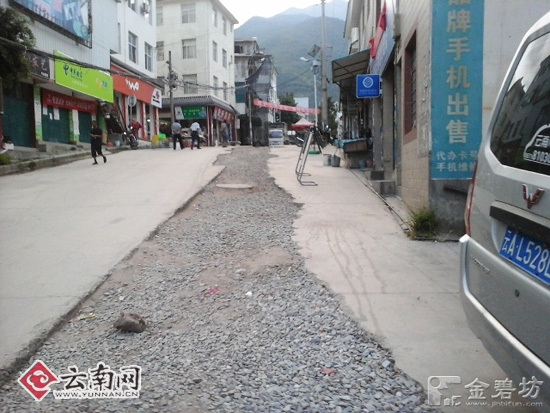 大理功果桥镇被挖道路。网友供图