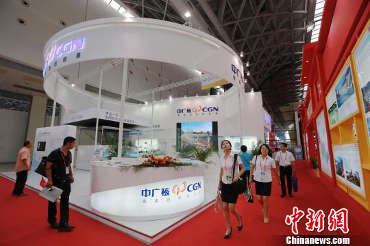 图为中广核集团展厅吸引专业观众驻足。　黄穗芳　摄