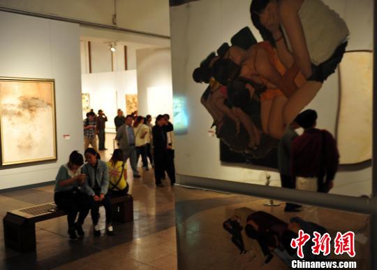 画作多样的材料和表现手法让观众大饱眼福。 翟羽佳 摄