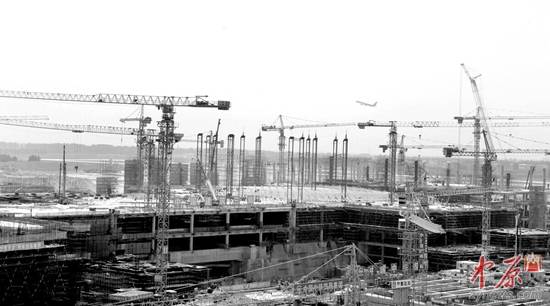 　　繁忙的机场二期建设现场。
