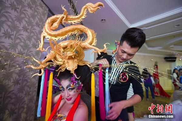 山西太原上演彩妆盛宴 夸张头饰吸引眼球|模特