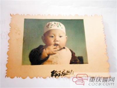 朱家慧用暗室技术为老照片上色。