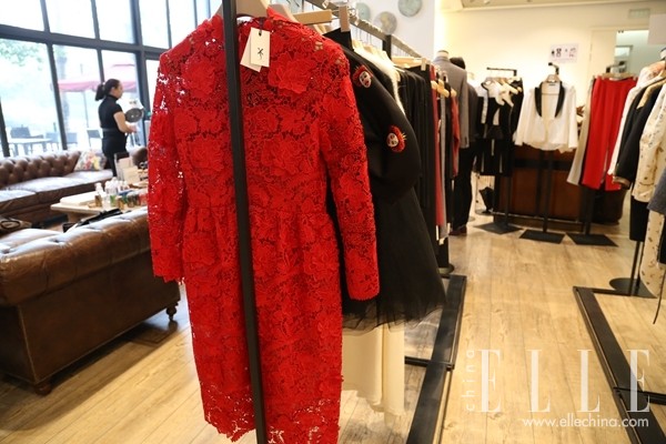 红蕾丝裙性感妖冶