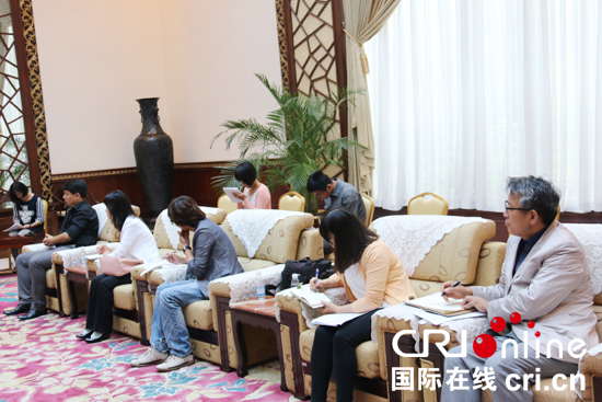 　　韩国媒体采访团在见面会上认真听取张惠市长的回答 摄影 国际在线记者 丁洁帅