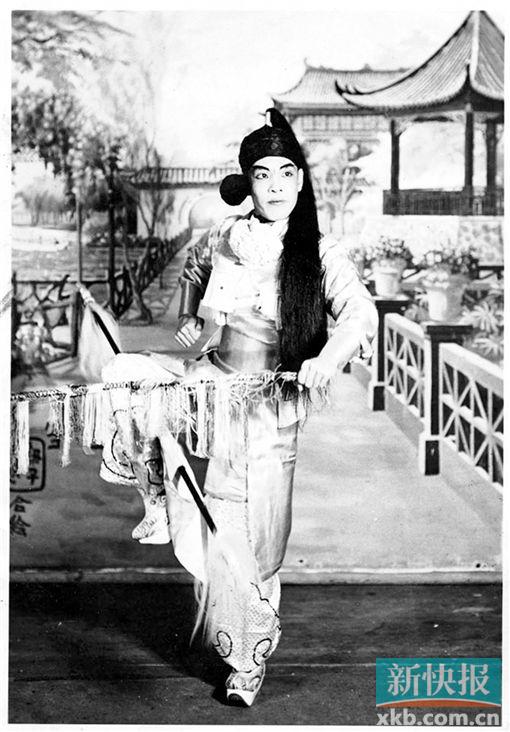 ■旧金山中国剧院典藏马师曾戏装照,拍摄时间为1931-1933年,照片背景能清晰地看见“罗隐子画室”。