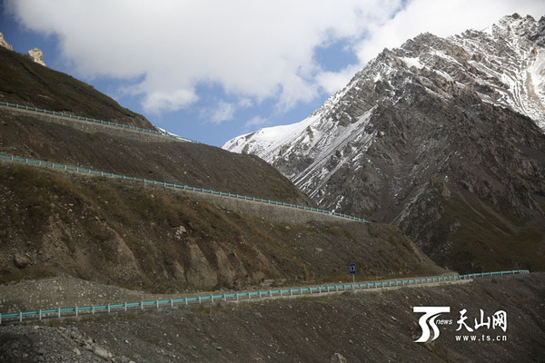 呈之字形盘山而行的独库公路。摄影：新疆画报 马可