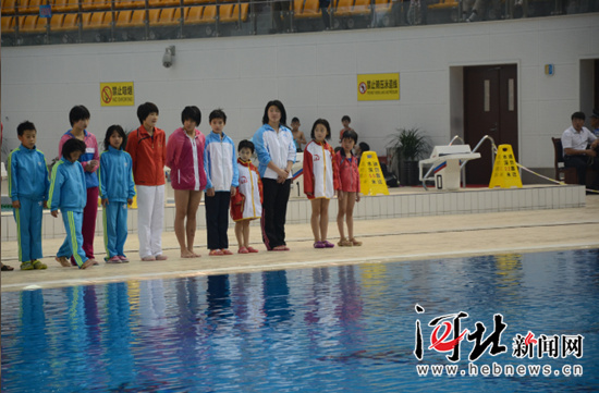 和其他运动员站在一起,彭小棠(右起第4人)明显矮了一大截。