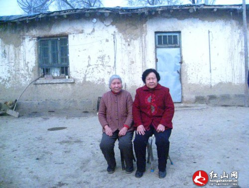 在老房前合影。（图左为段蓉萍的二姨）