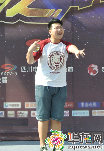 喜剧之王海选进社区 周润发用双节棍打兵乓